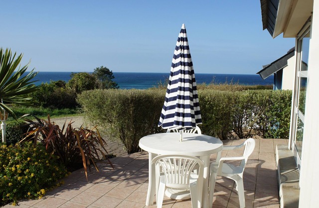 Warmth and comfortable house with a 180° view of the sea in Plouhinec.