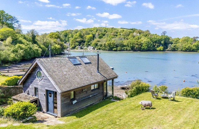 Water Edge Boathouse - On the River Dart