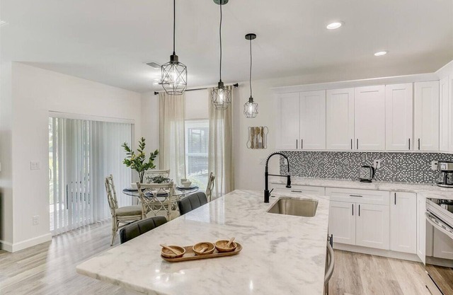 Water Front Sunny Relaxing Vacation Home 3bds, 2 bath, close to gulf beaches