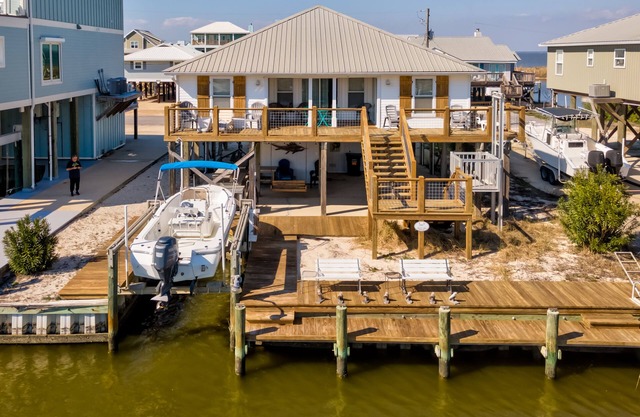 Water's Edge – Fun beach house on the canal, great for fisherman and beachgoers!