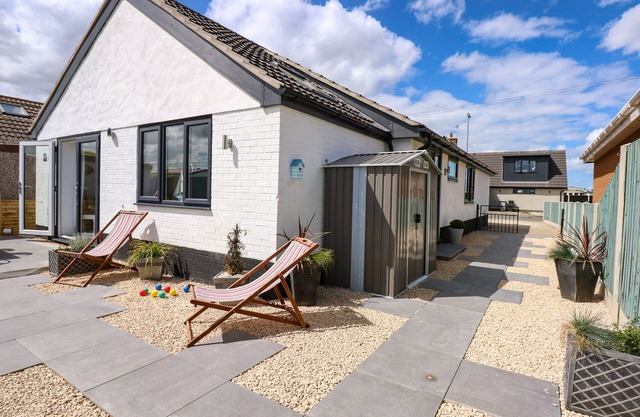WATERBEACH, pet friendly, country holiday cottage in Sutton-On-Sea