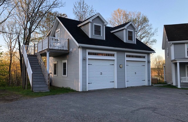 Waterfront 1 bedroom guest house with full bathroom/laundry and full kitchen.