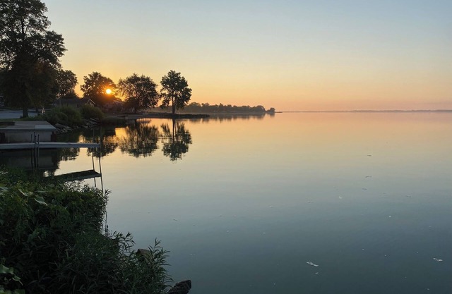 Waterfront 2-bedroom Cabin in Celina with WiFi, AC & Seasonal Fishing Dock