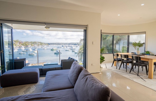 WATERFRONT 7x BEDROOM APARTMENT W/HOT TUB