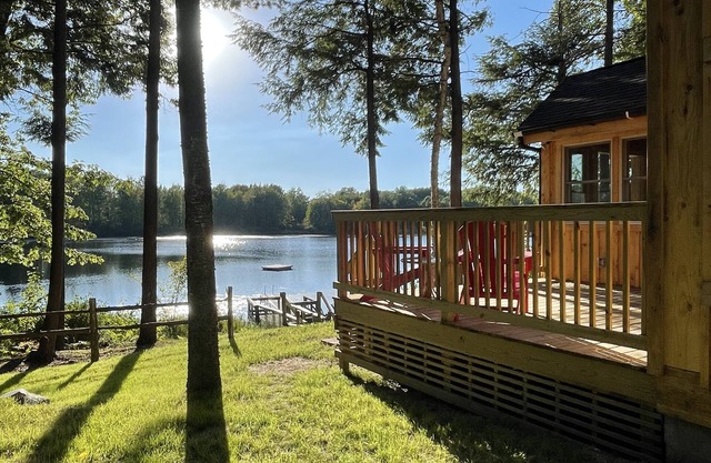 Waterfront, boats included, Cozy cabin on private lake, 25 minutes from TC.