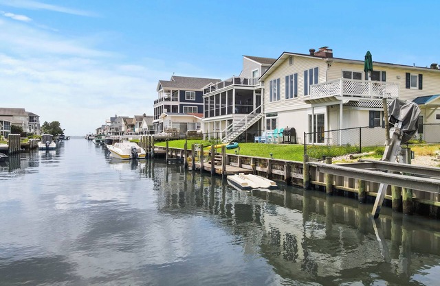 WATERFRONT! Bring Your Own Boat! Fits Large Families (2 Living Rooms, Sleeps 14)