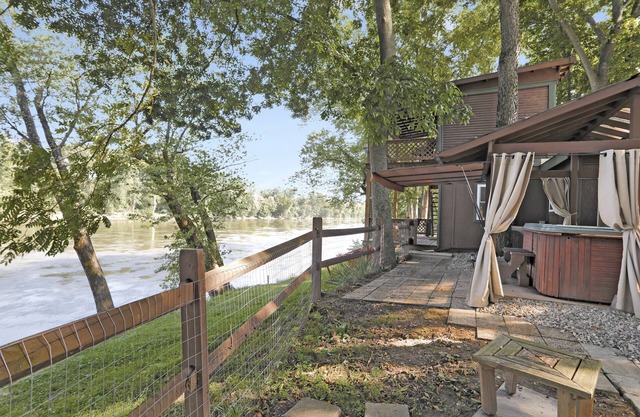 Waterfront Cabin overlooking the Potomac River W/Hot Tub, firepit, pavilion