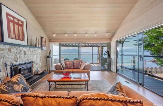 Waterfront Cottage with Superb Coastline Views in West Vancouver