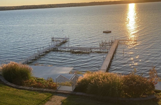 Waterfront Cottage, Large Dock Access, Beautiful Deck Views, Dog Friendly!
