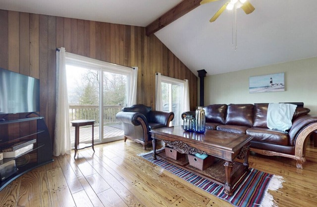 Waterfront Cottage w/Heating + Kitchen + LakeView + Deck + Fishing