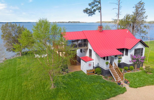 Waterfront Cottage w/Sunset Views