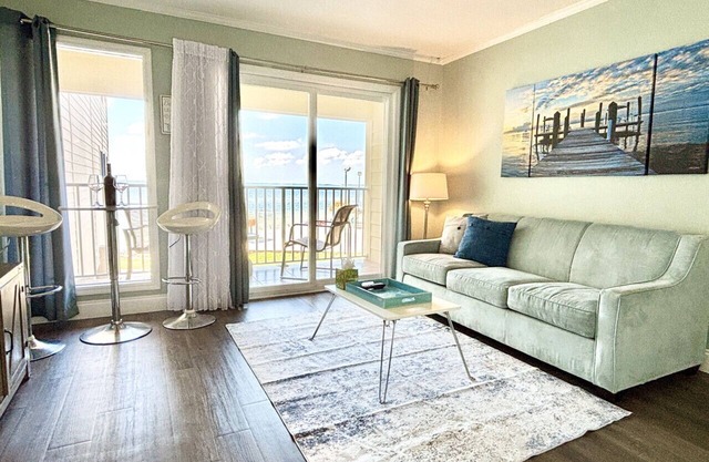 Waterfront-heated pool-Reduced 20%!