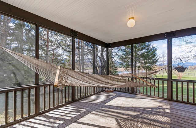 Waterfront hideaway with views, private dock on Pend Oreille River, kayaks & W/D