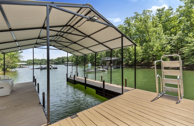 Waterfront Lake Cabin! PRIVATE Dock, 12 Mins to Hartwell! 1 mile to boat launch