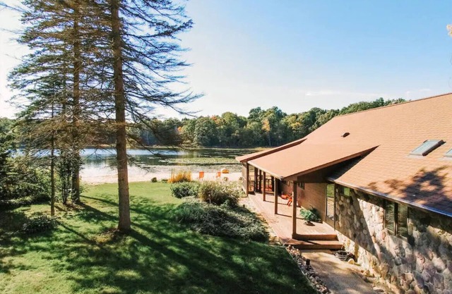 Waterfront Lake Cottage w/Private Beach - Kayak at the Hemingway Lodge!