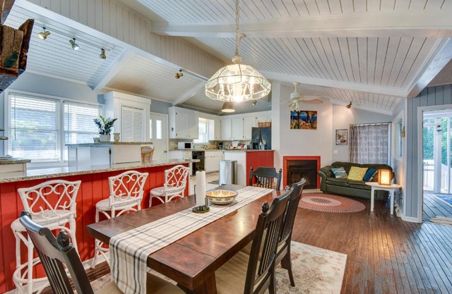 Waterfront Lake Hartwell Vacation Rental with Dock!