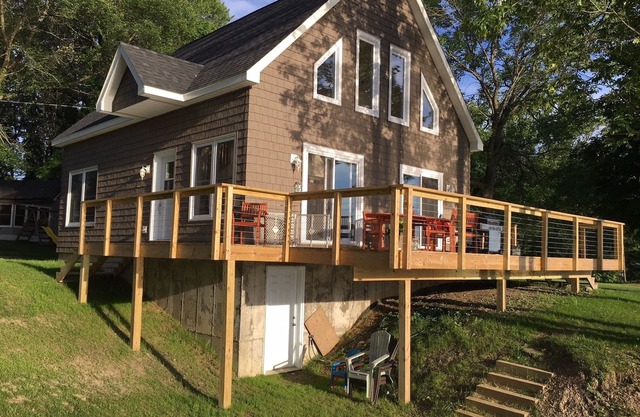 Waterfront Lake House - built in 2017 on shoreline & dog friendly