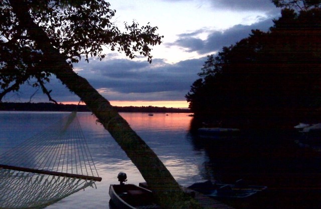 Waterfront Lakefront Cottage, Sleeps 6. Parking.
