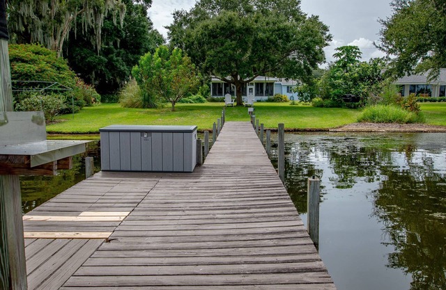 Waterfront Lakehouse, Private Dock, Tiki Bar, Playground, Near Legoland | Lake Idylwild Delight