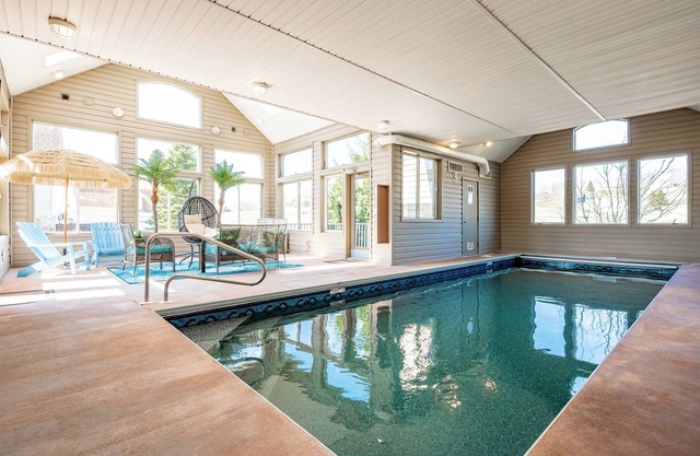 Waterfront Links: Lakefront, Indoor Pool, Hot Tub, Dogs Ok!