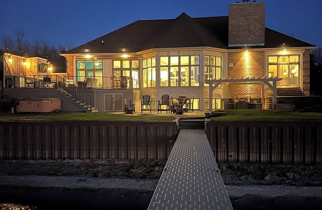 Waterfront Luxury Home 30 minutes from Green Bay and Lambeau Field!