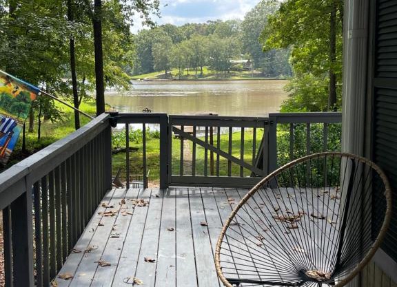 Waterfront Luxury on Lake Sinclair with Wraparound Deck,and Fireplace