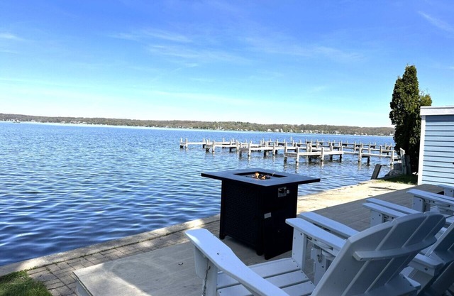 Waterfront on Pewaukee Lake |3BR/2BA|Pier, Kayaks & Paddle Boards