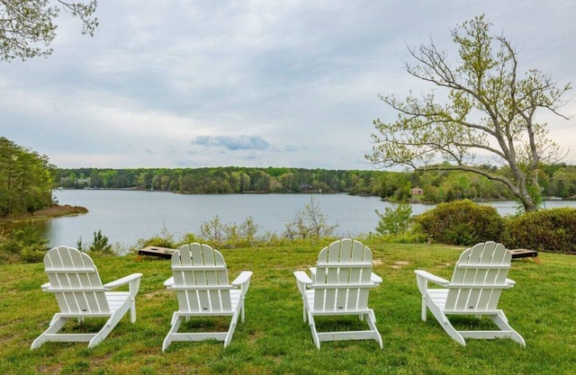 Waterfront River Escape w/Pool, Kayaks, Detached Suite +more