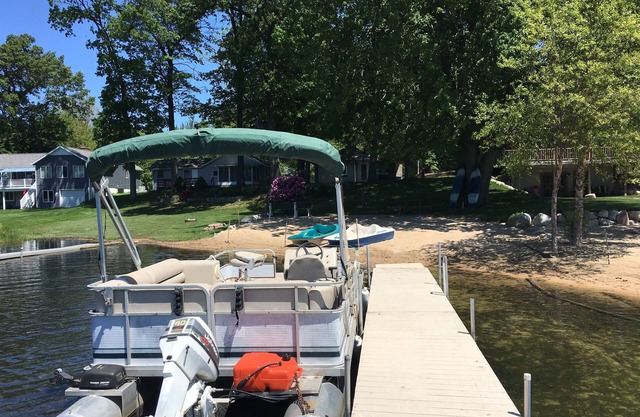 Waterfront Twin Lake/Muskegon - Fall Colors - Pontoon - Kayaks - Paddle Boats