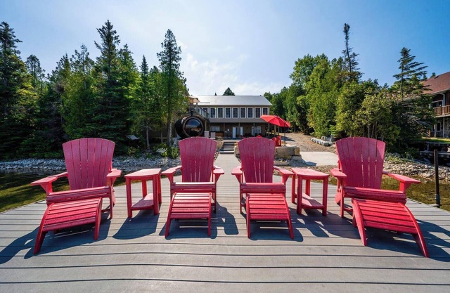 Waterfront w/sauna, hot tub & boat slip