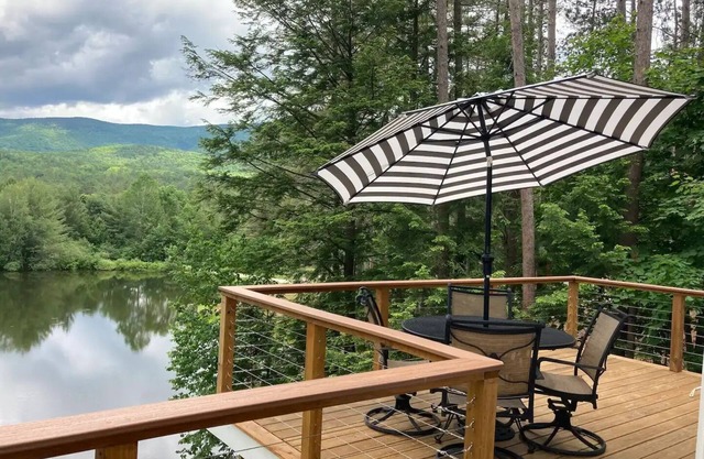Waterfront White Mountain cabin retreat with amazing views