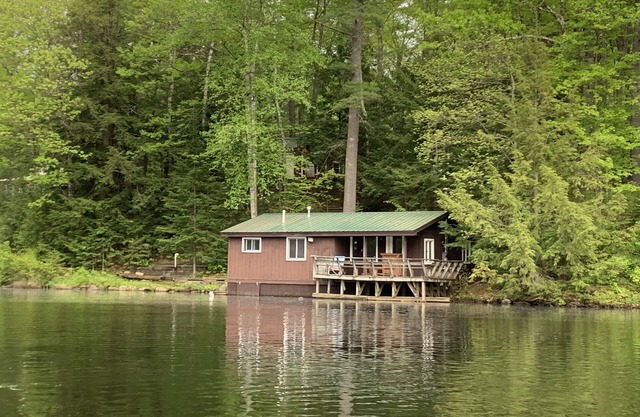 Waterside Cottage - Unique Setting and Experience - White Mountains, NH