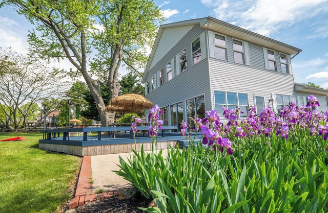 Waterview Home by Kentmorr Marina, Beach Bar & Grill. Close to wedding venues.
