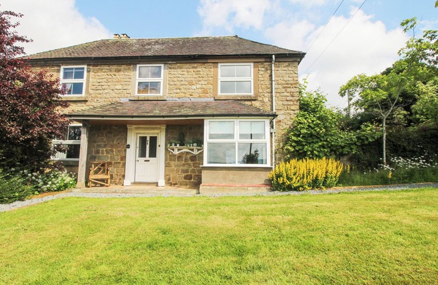 WAYSIDE HOUSE, pet friendly, with hot tub in Aston On Clun