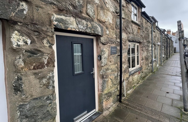 WEAVER'S COTTAGE, pet friendly, with open fire in Tremadog
