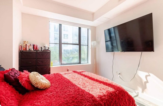 Weekend Luxury 2BR w/Rooftop Pool, Jacuzzi, Game Lounge, Gym + Coffee Bar