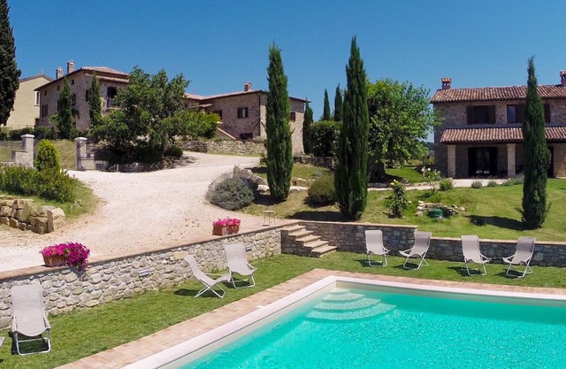 WEEKLY RENTALS FOR FAMILY HOLIDAYS - UP TO 24 PEOPLE - 3 COUNTRYHOUSES
