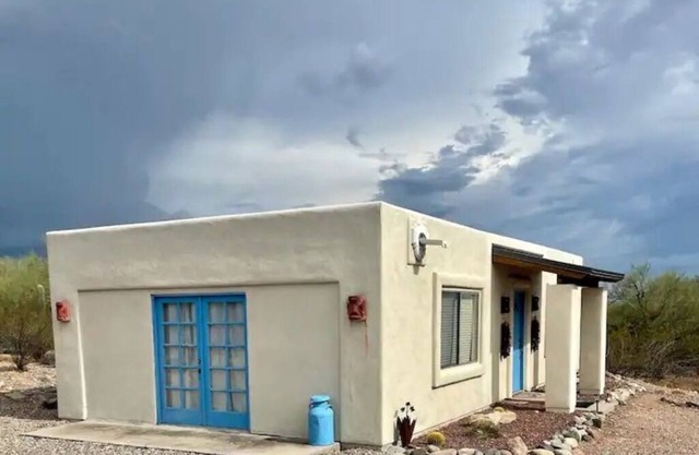 WELCOME TO THE BLUE DOOR CASITA AT FOUR FLAGS FARM: WAY OUT WEST.