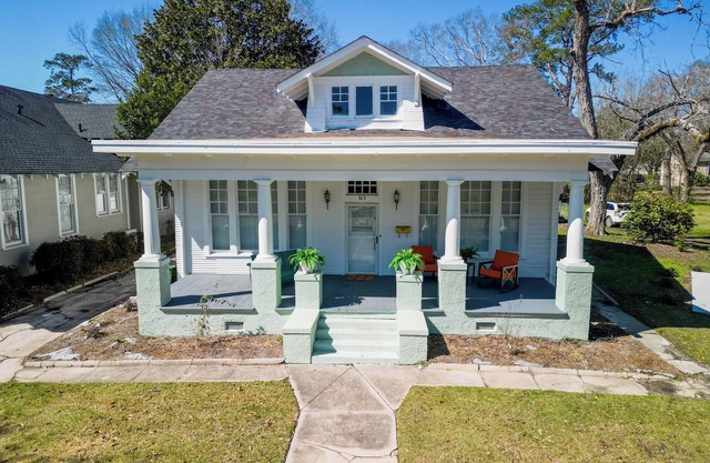 Welcome to The Jungle! Spacious 1 bed, 1 bath Downtown Hattiesburg home!