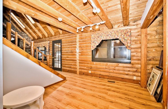 Welcoming farmhouse with AC in charming Sheridan