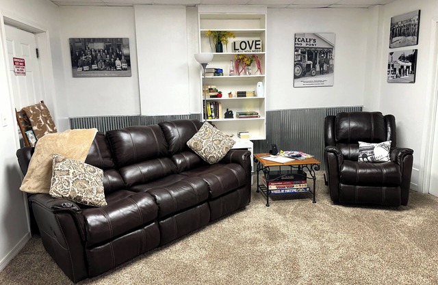 Welcoming & large, cozy apartment, front door parking, 1 minute walk to downtown