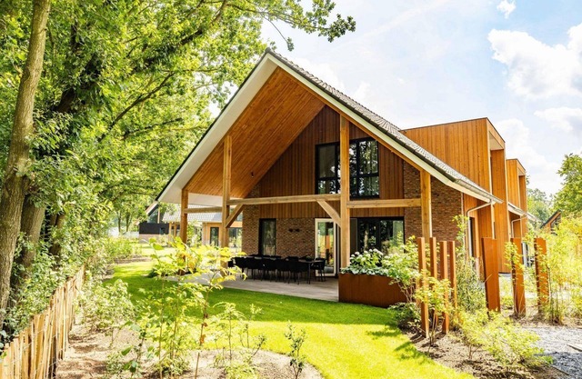 Wellness villa with private pool, sauna and bubble bath – an impressive stay for 12 guests.