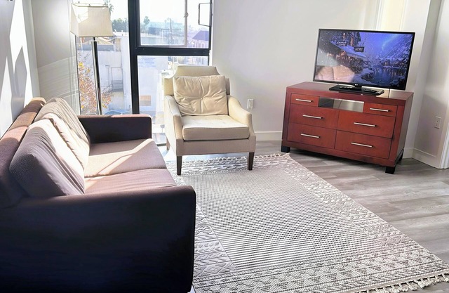West Hollywood 2BR Exclusive Residence Complimentary AC, WiFi & Parking