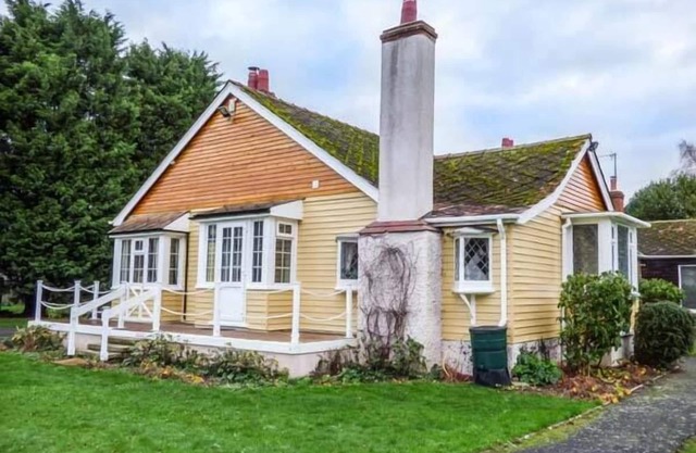 WEST WING LE CHALET, pet friendly, country holiday cottage in Boston