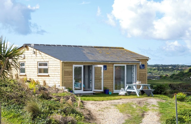 WestHill. Three bedroom holiday chalet. Five minute walk to Hayle beach
