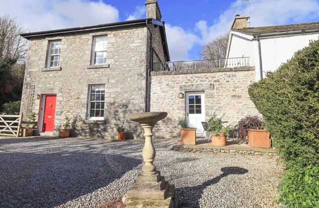 WESTMORLAND COTTAGE, pet friendly, with a garden in Grange-Over-Sands