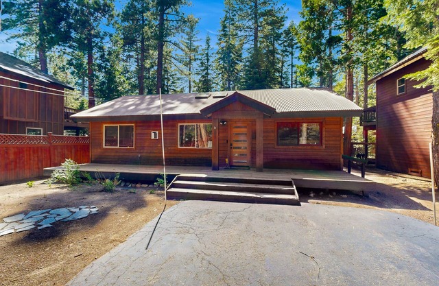 Westshore Oasis - private hot tub & fenced yard - walk to beach