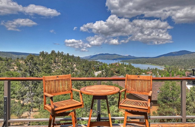 What A View by Destination Big Bear : Castle Glen Estates: Lake & Mountain Views! Hot Tub! Propane BBQ! Ping Pong!