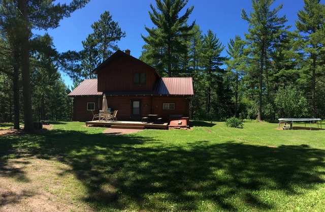Whispering Pines 7 acre 3 Bedroom 2 Bath Pet Friendly 4 Season. On trail 8.