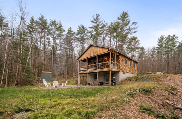 White Mountains - Cozy cabin by the lake with fire pit.